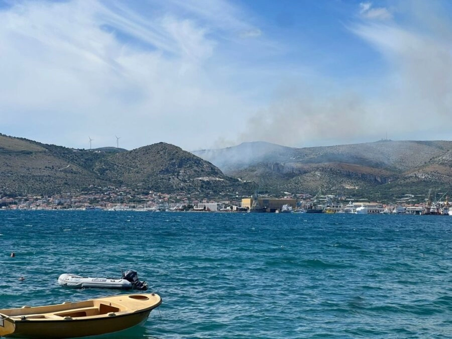 Požar na Braču lokaliziralo 38 vatrogasaca i dva kanadera